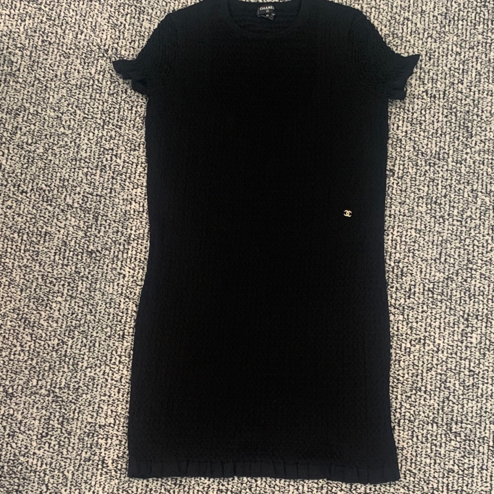 CHANEL Black Short-Sleeve Knit Dress CC with Logo Accent. Size 42. Pristine - Picture 2 of 15